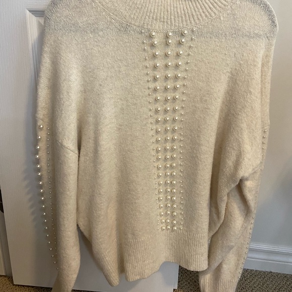 H&M Off white turtle neck with pearl detailing - Picture 5 of 6